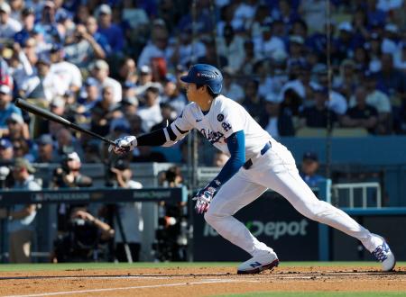 　ブルワーズ戦の１回、右翼線に三塁打を放つドジャース・大谷＝ロサンゼルス（共同）