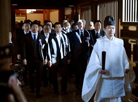 集団で参拝に向かう「みんなで靖国神社に参拝する国会議員の会」のメンバーら=17日午前、東京・九段北