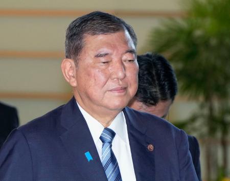 首相官邸に入る石破首相=17日午前