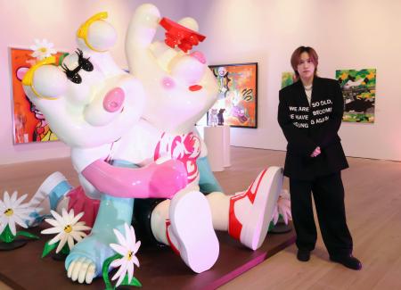 　オリジナルキャラクターの大型フィギュアと「Ｋｉｓ―Ｍｙ―Ｆｔ２」の千賀健永さん＝１６日、ロンドン（共同）