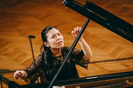 　第１９回ショパン国際ピアノ・コンクールの３次予選で演奏する進藤実優さん。本選進出を決めた＝１５日、ワルシャワ（（Ｃ）Ｗ．Ｇｒｚｅｄｚｉｎｓｋｉ／ＮＩＦＣ提供・共同）