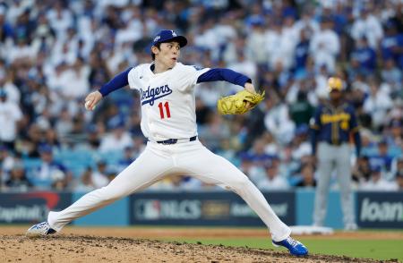 　ブルワーズ戦の９回に登板し、セーブを挙げたドジャース・佐々木＝ロサンゼルス（共同）
