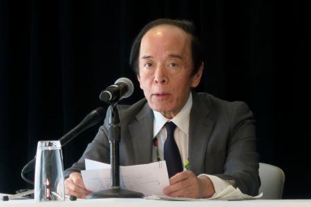 記者会見する日銀の植田総裁=16日、米ワシントン(共同)