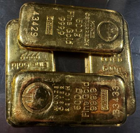 金庫に積まれた金塊=13日、ミュンヘン(ロイター=共同)