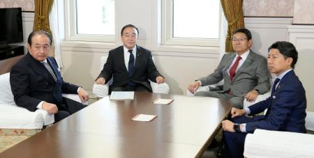 会談に臨む自民党の梶山国対委員長(中央左)と立憲民主党の笠国対委員長(同右)=17日午前、国会
