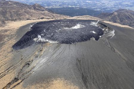 宮崎、鹿児島県境の霧島連山・新燃岳=3月