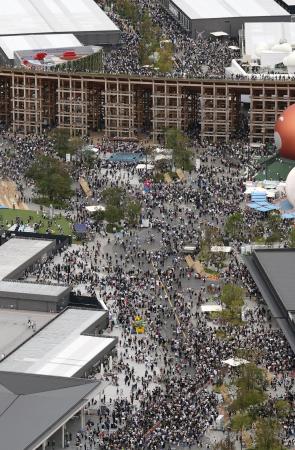 大勢の来場者でにぎわう大阪・関西万博の会場=12日、大阪市此花区の夢洲
