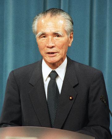 　１９９５年８月１５日、戦後５０年談話を発表する村山富市首相＝首相官邸