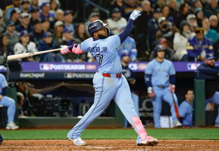 　マリナーズ戦の７回、本塁打を放つブルージェイズのゲレロ＝シアトル（共同）