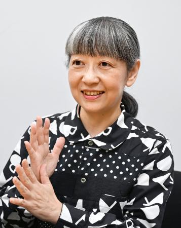 　インタビューに応じる通崎睦美