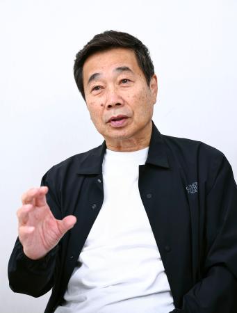 　インタビューに答える三宅裕司