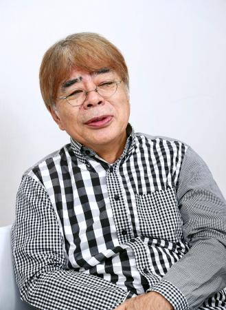 　インタビューに答える小倉久寛