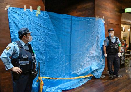 「人が刺された」と通報があった大阪・梅田の地下街を警戒する警察官=17日午後2時15分