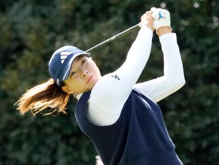 　第１日、３番でティーショットを放つ渋野日向子。６アンダーで首位＝東急セブンハンドレッド
