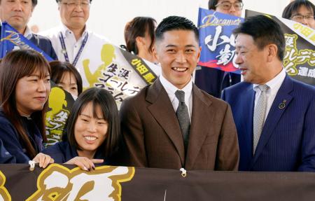 所属企業を訪問し、社員らと記念写真に納まる車いすテニス男子の小田凱人(右から2人目)=17日、愛知県大口町