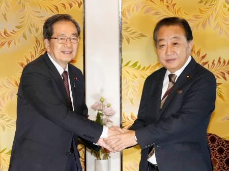 会談前に握手する立憲民主党の野田代表（右）と公明党の斉藤代表＝１７日午後、国会