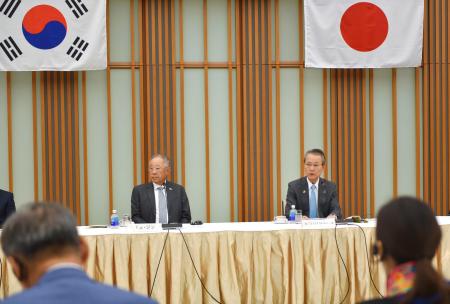 　首脳懇談会であいさつする経団連の筒井義信会長。左は韓経協の柳津会長＝１７日午前、東京都内