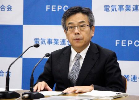 記者会見する電事連の林欣吾会長=17日午後、東京都千代田区