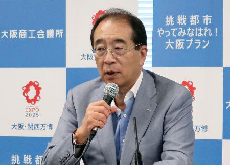 　記者会見する大阪商工会議所の鳥井信吾会頭＝１７日午後、大阪市中央区