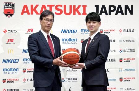 日本バスケットボール協会の強化委員長に就任し、写真に納まる伊藤拓摩氏(右)=17日、東京都内