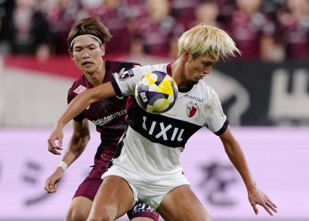 　神戸―鹿島　後半、神戸・扇原（奥）と競り合う鹿島・鈴木＝ノエスタ