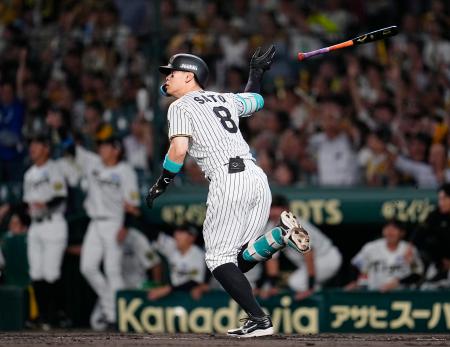 １回阪神１死一、二塁、佐藤輝が中越えに先制３ランを放つ＝甲子園