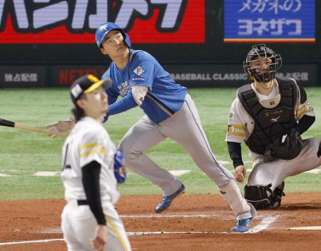 7回日本ハム無死、山県が左越えに本塁打を放つ。投手上沢、捕手海野=みずほペイペイドーム