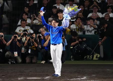 花束を手に、ファンの声援に応えるＤｅＮＡ・三浦監督＝甲子園