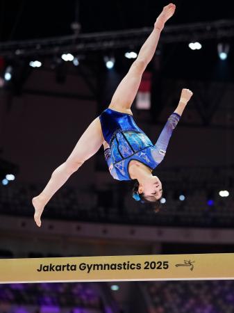 試合会場で調整する杉原愛子=ジャカルタ(共同)