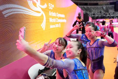 試合会場での練習を終え、自撮りする杉原愛子(左端)ら=ジャカルタ(共同)