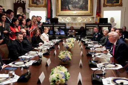 ホワイトハウスで会談する米トランプ大統領(右手前)とウクライナのゼレンスキー大統領(左手前)=17日(ロイター=共同)