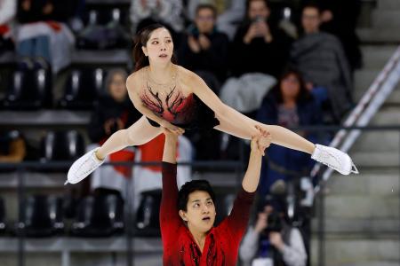 ペアSP 演技する三浦璃来(上)、木原龍一組=アンジェ(共同)