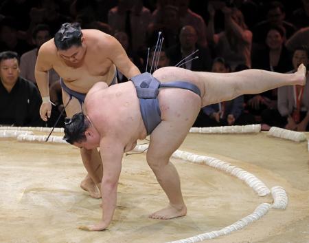 　金峰山（手前）を下す豊昇龍＝ロンドン（共同）