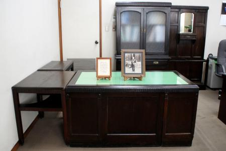 　警視庁目白署の署長室に保存されている乃木希典が愛用したとされる机＝２日