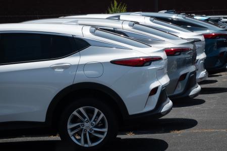 米ＧＭの販売店に並んだ自動車＝７月、シカゴ（ゲッティ＝共同）