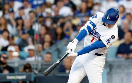 ブルワーズ戦の1回、先頭打者本塁打を放つドジャース・大谷=ロサンゼルス(共同)