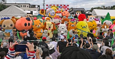 滋賀県彦根市で開かれた「ご当地キャラ博２０２５」の開幕式＝１８日午前