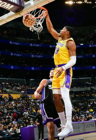 キングズ戦でダンクシュートを決めるレーカーズの八村=ロサンゼルス(NBAE・ゲッティ=共同)