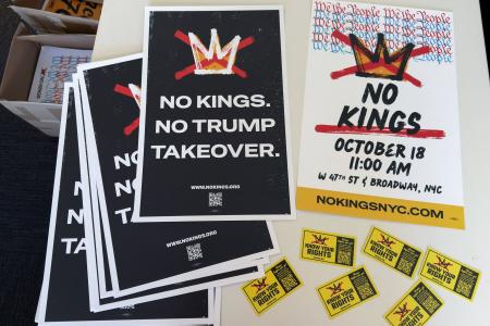 全米で計画されているデモで掲げるために準備された「NO KINGS(王はいらない)」などと書かれた紙=16日、ニューヨーク(ロイター=共同)