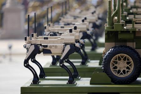 抗日戦争勝利80年記念行事の軍事パレードに登場した犬型ロボット=9月、北京(新華社=共同)