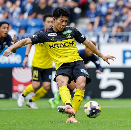 　Ｇ大阪―柏　後半、チーム５点目となるＰＫを決める柏・細谷＝パナスタ