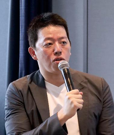 記者会見するジャパネットホールディングスの高田旭人社長=18日午後、長崎市の長崎スタジアムシティ