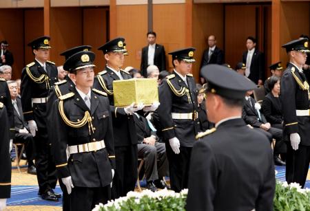 開かれた、殉職した警察官や人命救助で亡くなった民間人を追悼する慰霊祭=18日午後、東京都千代田区(代表撮影)