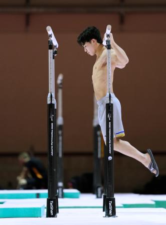 調整する岡慎之助=ジャカルタ(共同)