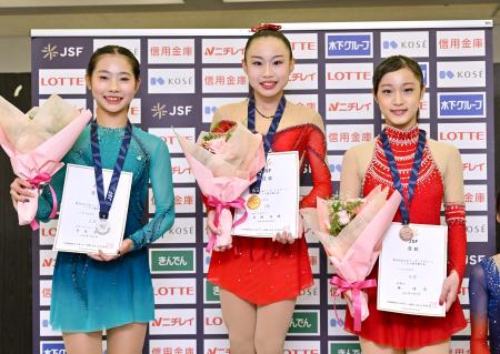 女子Aで優勝した宮崎花凜(中央)。左は2位の竹島花英、右は3位の森成美=コーセー新横浜スケートセンター