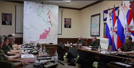 ８月、ウクライナ侵攻の春から夏にかけての戦況を報告するロシア軍のゲラシモフ参謀総長（右列中央）（ロシア国防省提供、共同）