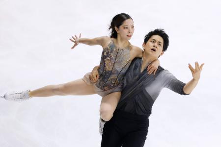 ペアフリー 演技する三浦璃来(左)、木原龍一組=アンジェ(共同)