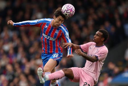 　ボーンマス戦で競り合うクリスタルパレスの鎌田（左）＝１８日（アクションイメージズ・ロイター＝共同）