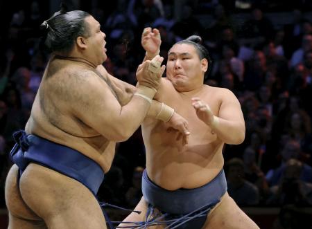 　高安（左）を攻める豊昇龍＝ロンドン（共同）