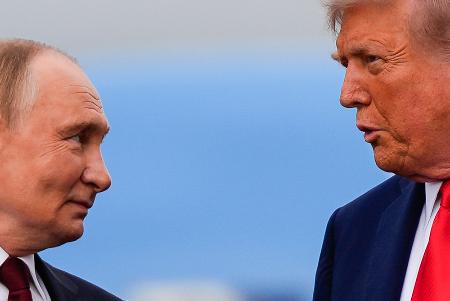 ロシアのプーチン大統領(左)とトランプ米大統領=8月、米アラスカ州(AP=共同)